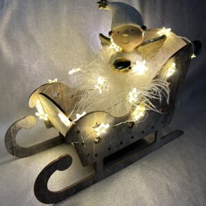 Deko Schlitten roter Engel mit Flausch und Herzligirlande