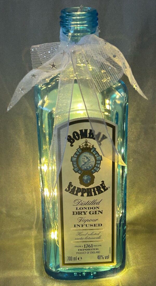 hellblaue DEKO LONDON-GIN-Flasche mit Lichterkette