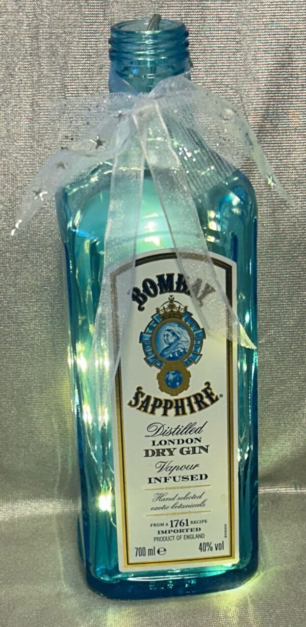 hellblaue DEKO LONDON-GIN-Flasche mit Lichterkette – Bild 4