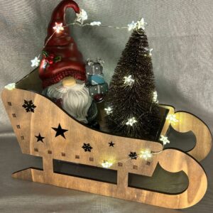 Deko Schlitten braun mit Wichtel & Weihnachsbaum mit Sternenlichterkette